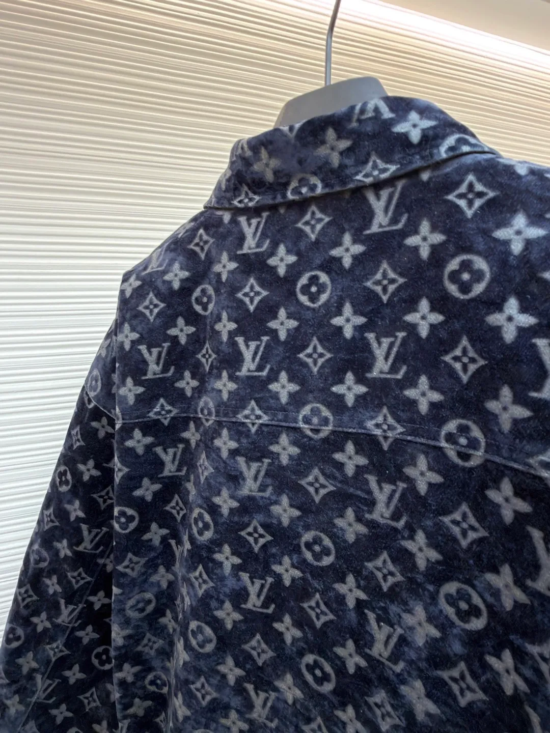 LOUIS VUITTON bonfire flocked denim jacket ●Original version: purchased and developed by 29909 ●Item number: 1681698-D90 ●Fabric: jacquard flocked denim fabric ●Technology: Shaohua production ●Version: fitted version ●Weight: about 1345 grams ●Size: 46-48-50-52 ●Description: Jacquard flocked denim fabric using twill weave. The texture is thick and the twill texture and clear lines have been properly processed. The fabric is custom-dyed and spun yarn is flocked, with the classic presbyopia pattern throughout. The entire piece of garment is cut using infrared laser positioning. The body is cut by hand to match the pattern. The pieces are cut and positioned to match the pattern. The entire width of the garment is fixed with single-needle embroidery in thick lines. From the waistband, trouser pockets, and pockets, all are made to high-end sewing standards, and multiple processes are exclusively developed and customized, resulting in huge fabric losses. Each piece is made by a master with rich washing experience. He uses gauze to dip acrylic paint and apply it evenly on the flocking surface by hand according to the original positioning method. The dyeing time is controlled, and the scrap rate of defective products is extremely high. Each large piece presents a unique fire cloud effect. The overall wiring is straight and delicate, the fabric is comfortable and soft, and the color is consistent without color difference. It can be matched with the same style to create a fashionable look and control various occasions. Customized accessories, complete with three standards, same style for men and women!